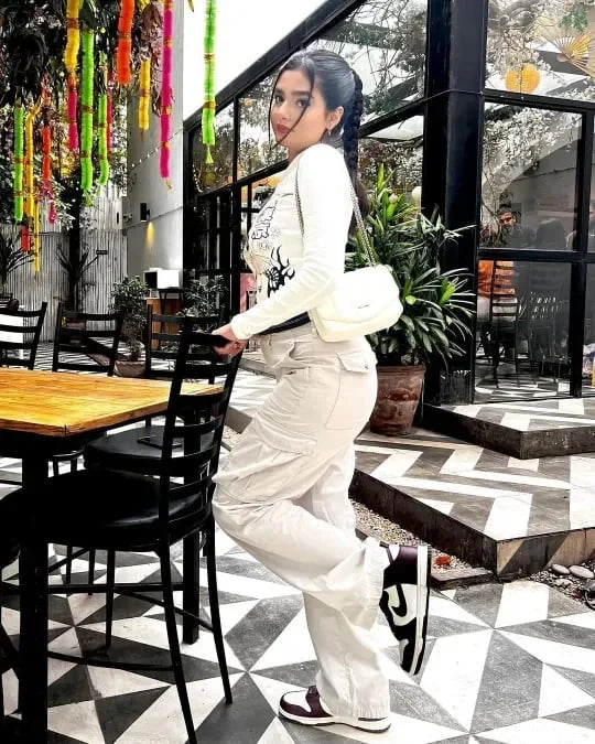 Adjustable Cargo Trousers in straight fit - The perfect blend of style and functionality